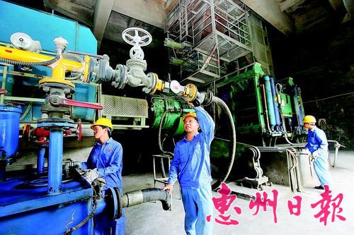 工人在生產(chǎn)車間維護(hù)保養(yǎng)機(jī)器設(shè)備。 本報(bào)記者鐘暢新 攝
