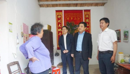 集團(tuán)副總經(jīng)理、水泥股份黨委書記王建超到江老家村、元圩村扶貧慰問