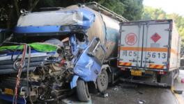 慘烈！滿載20噸水泥罐車與液化氣瓶貨車迎面相撞 ！