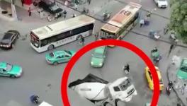 突發(fā)！路面塌陷，水泥罐車墜入大坑！