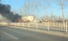 危險！散裝水泥車起火燃燒，大火吞噬車頭（附視頻）