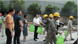 縣長湯明赴花林水泥送職工“清涼禮包”！